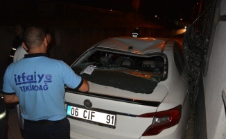 Çerkezköy'de üzerine telefon direği devrilen park halindeki otomobil zarar gördü