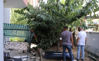 Edirne'de apartmanın bahçesine devrilen otomobilin sürücüsü yaralandı
