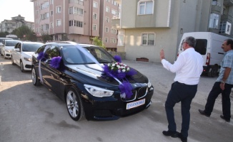 Edirne'de belediye başkanı düğün konvoyundan aldığı bahşişle vatandaşlara çay ısmarladı