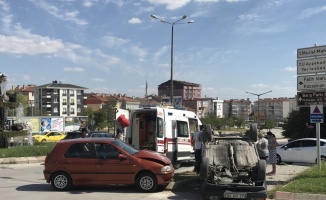 Edirne'de çarpışan otomobillerde hasar oluştu