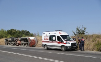 Edirne'de devrilen çimento yüklü tırın sürücüsü yaralandı