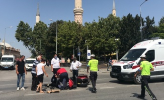 Edirne'de hafif ticari araçla çarpışan motosikleti kullanan kurye yaralandı