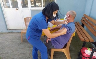 Edirne'de mobil aşı ekipleri köy köy gezerek vatandaşları aşılıyor