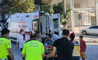 Gebze'de motosikletiyle kaldırıma çarparak yere düşen kurye yaralandı