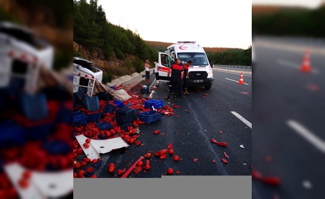 Gelibolu ilçesinde kamyonla kamyonet çarpıştı: 3 yaralı