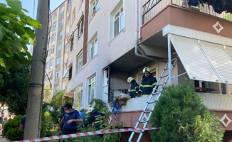 Karamürsel'de bir evin balkonundaki buzdolabı alev aldı