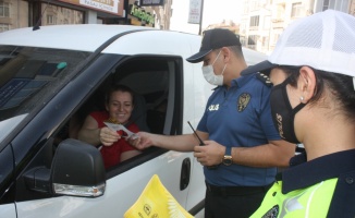 Keşan'da araç sürücülerine polis ekiplerince trafik kuralları anlatıldı