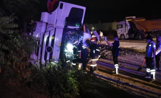 Kocaeli'de devrilen hafriyat yüklü kamyonun sürücüsü yaralandı