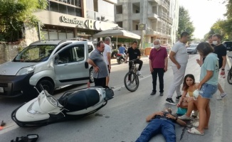 Kocaeli'de hafif ticari araçla çarpışan motosikletin sürücüsü yaralandı