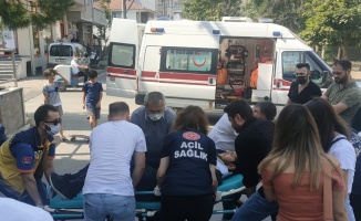 Kocaeli'de hafif ticari araçla çarpışan motosikletin sürücüsü yaralandı