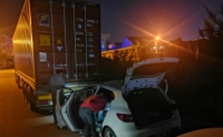 Kocaeli'de polisten kaçan şüpheliler kullandıkları çalıntı aracı terk edip ortadan uzaklaştı