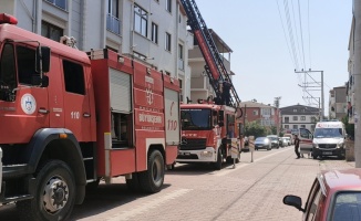 Kocaeli'de tadilat yapılan binanın çatısında çıkan yangın söndürüldü