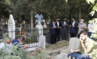Prof. Dr. Ahmet Haluk Dursun, Kocaeli'deki mezarı başında dualarla anıldı