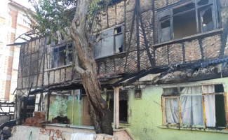 Sakarya'da iki katlı ev yangında kullanılamaz hale geldi