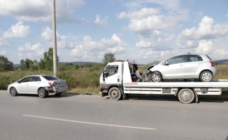 Sakarya'da iki otomobil çarpıştı: 3 yaralı