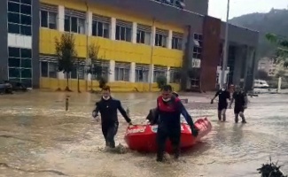 Sinop Babaçay’da ekipler 9 kişilik aileyi son anda kurtardı