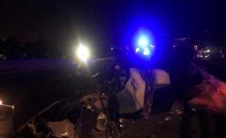 Yalova'da otomobil bariyerlere çarptı: 3 yaralı