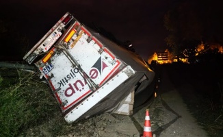 Bursa'da devrilen mobilya yüklü tırın sürücüsü yaralandı
