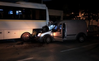 Bursa'da hafif ticari aracın park halindeki otobüse çarpması sonucu 3 kişi yaralandı