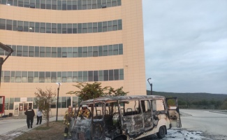 Bursa'da hastane bahçesinde park halindeki minibüs yandı