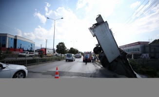 Bursa'da kontrolden çıkarak köprüden dereye düşen tırdaki 2 yaralı kurtarıldı