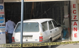 Bursa'da tartıştığı ablasının iş yerine aracıyla bilerek çarptığı iddia edilen şüpheli aranıyor