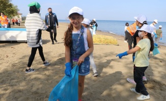 Çiftlikköy'deki çevreciler Dünya Temizlik Gününde sahil boyunca çöp topladı