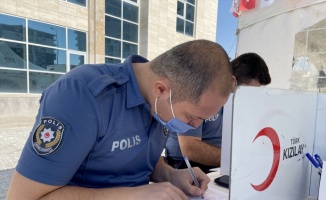 Edirne'de polisler Türk Kızılaya destek vermek için sıraya girdi