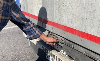 Edirne'de tır şoförleri şüphelilerin kaçak binişlerine ışıklandırma sistemiyle önlem alıyor