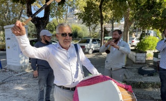 Edirne'ye gelen turistleri davul zurna ekibi karşılıyor