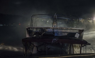 İstanbul’da içinde yangın çıkan tekne söndürme çalışmaları sırasında battı