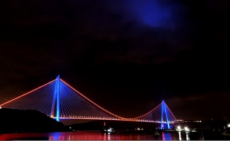 İstanbul'da köprüler DMD hastalığı farkındalığı için aydınlatıldı
