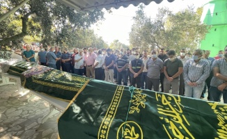 İzmir'deki kazada alev alan otomobilde ölen 4 kişinin cenazeleri Balıkesir'de defnedildi