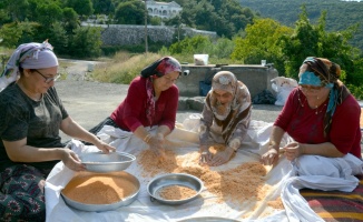 Karamürsel'de kadınlar imece usulü tarhana yapıyor