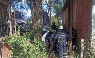 Kocaeli'de cenazeye gidenleri taşıyan otomobil ile kamyon çarpıştı: 1 ölü, 3 yaralı