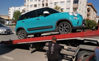 Kocaeli'de iki otomobile çarparak zarar veren sürücü yakalandı