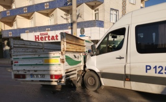 Kocaeli'de kamyonet ile çarpışan servis minibüsünün sürücüsü yaralandı