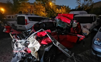 Kocaeli'de otomobil tıra çarptı: 1 ölü