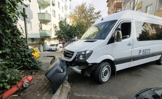Gebze'de servis minibüsü ile çarpışan taksinin sürücüsü yaralandı