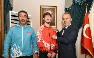 Milli atlet Berke Akçam, Bursa Büyükşehir Belediye Başkanı Aktaş'ı ziyaret etti