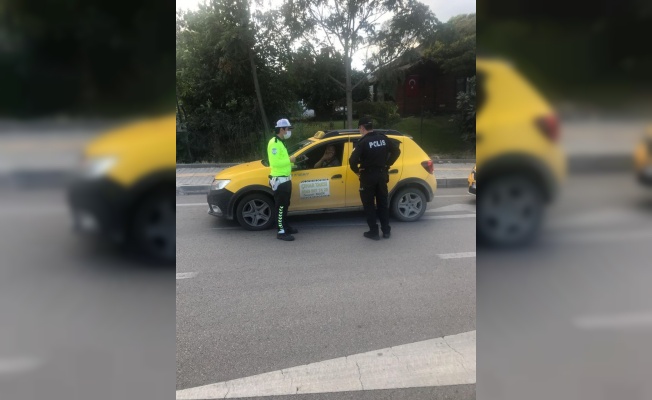 Osmaneli'nde polis ekipleri taksileri denetledi