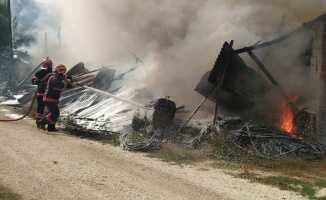 Sakarya'da tarım aletlerinin bulunduğu depoda çıkan yangın hasara neden oldu