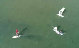 Sörf tutkunları Şarköy'de denizin ve rüzgarın keyfini çıkarıyor
