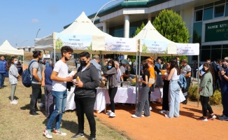 Tekirdağ'da üniversitenin yeni öğrencilerine kentin meşhur köftesi ikram edildi