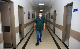 Yoğun bakımda 23 gün yatan Kovid-19 hastası, aşıyı ihmal etmenin pişmanlığını yaşıyor