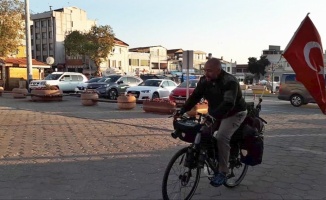 Almanya'dan Türk bayrağı ve bisikletiyle yola çıkan gezgin Gelibolu'da