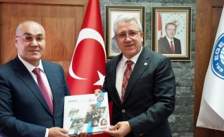 Azerbaycan Gümrük Bakanı, mezun olduğu üniversiteyi ziyaret etti