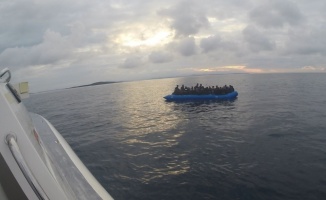 Balıkesir açıklarında Türk kara sularına itilen 32 düzensiz göçmen kurtarıldı