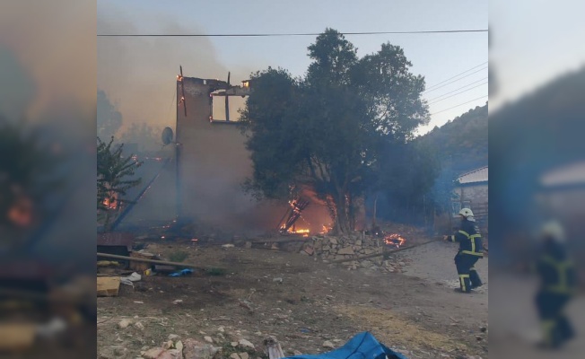 Bilecik'te 2 katlı ahşap ev yandı