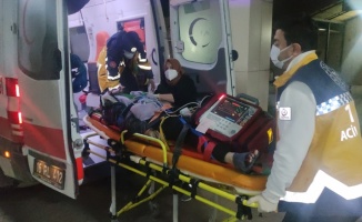 Bursa'da kaldırıma çarpan motosiklet sürücüsü hastanede yoğun bakıma alındı